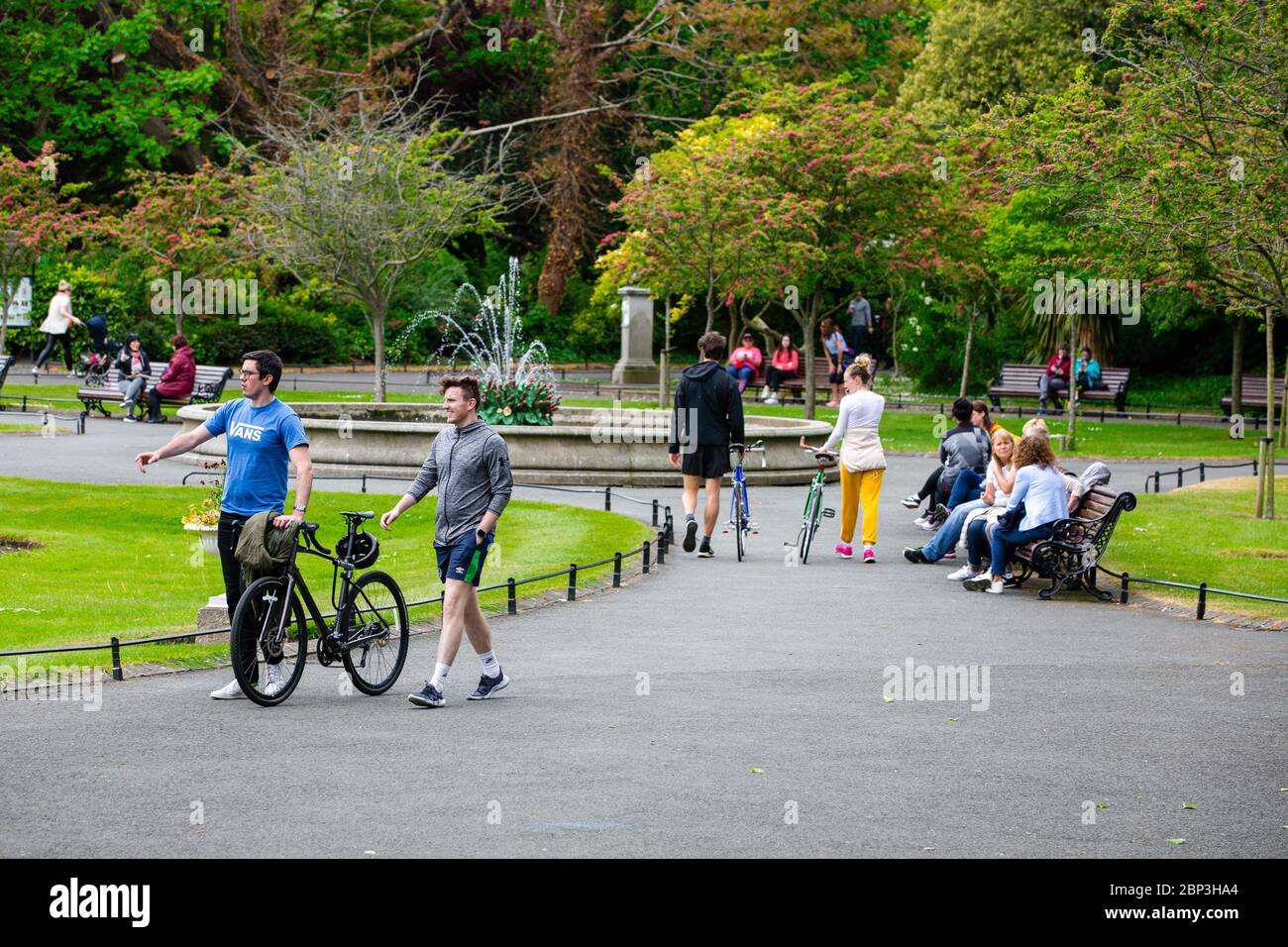 Menschen im St. Stephen`s Green Park in Dublin halten sich am letzten Tag vor der 1. Phase der Lockerung der COVID-19-Beschränkungen an die Regeln der sozialen Distanzierung. Stockfoto